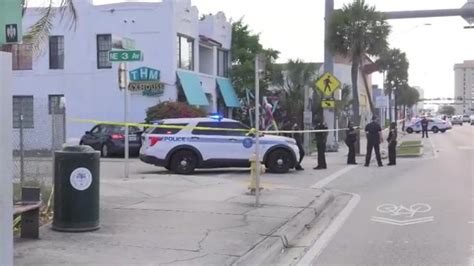 Police investigate Miami intersection after 2 found stabbed